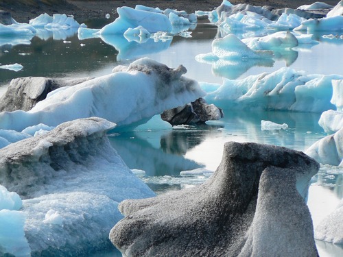 Voda je lahko shranjena tudi v obliki ledu, tako kot v teh ledenih gorah v Fjallsarlonu na Islandiji.