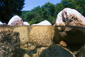 Sedimenti in kamnine potujejo tudi z rekami.