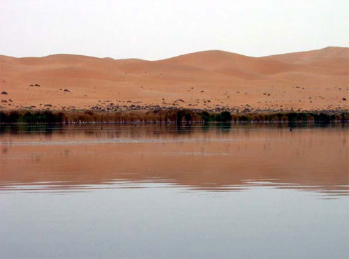 Questo lago si è formato dopo un temporale e si seccherà molto rapidamente, a Moon Lake, Tangere.