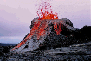 Lava che fluisce dalla bocca di un vulcano.