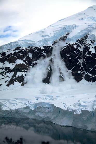 Una valanga di neve a Paradise Bay, nella penisola Antartica in Antartide. © David Burt